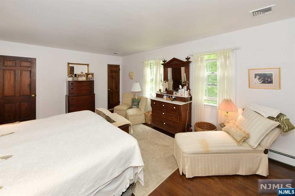 800 E Saddle River Road