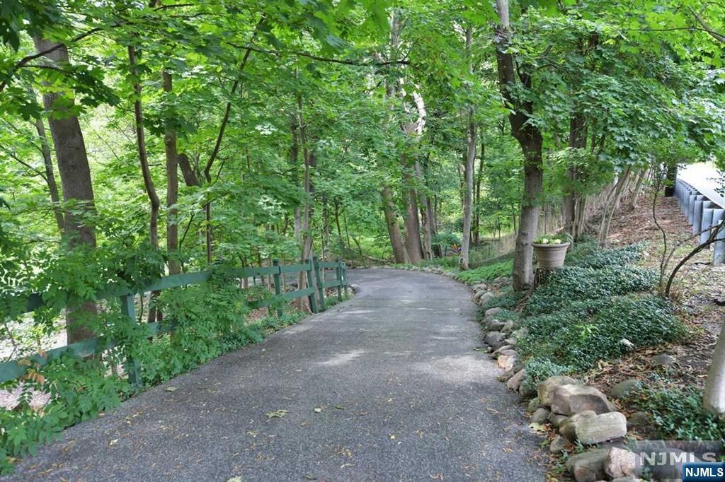800 E Saddle River Road