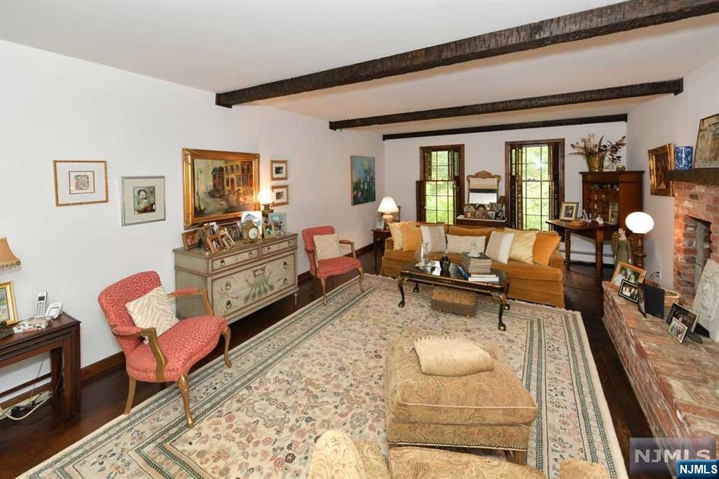 800 E Saddle River Road