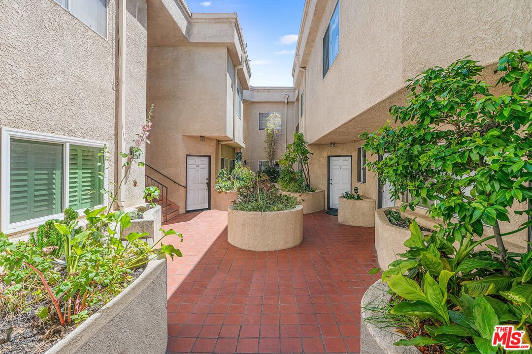 7236 Amigo Ave Unit: 202