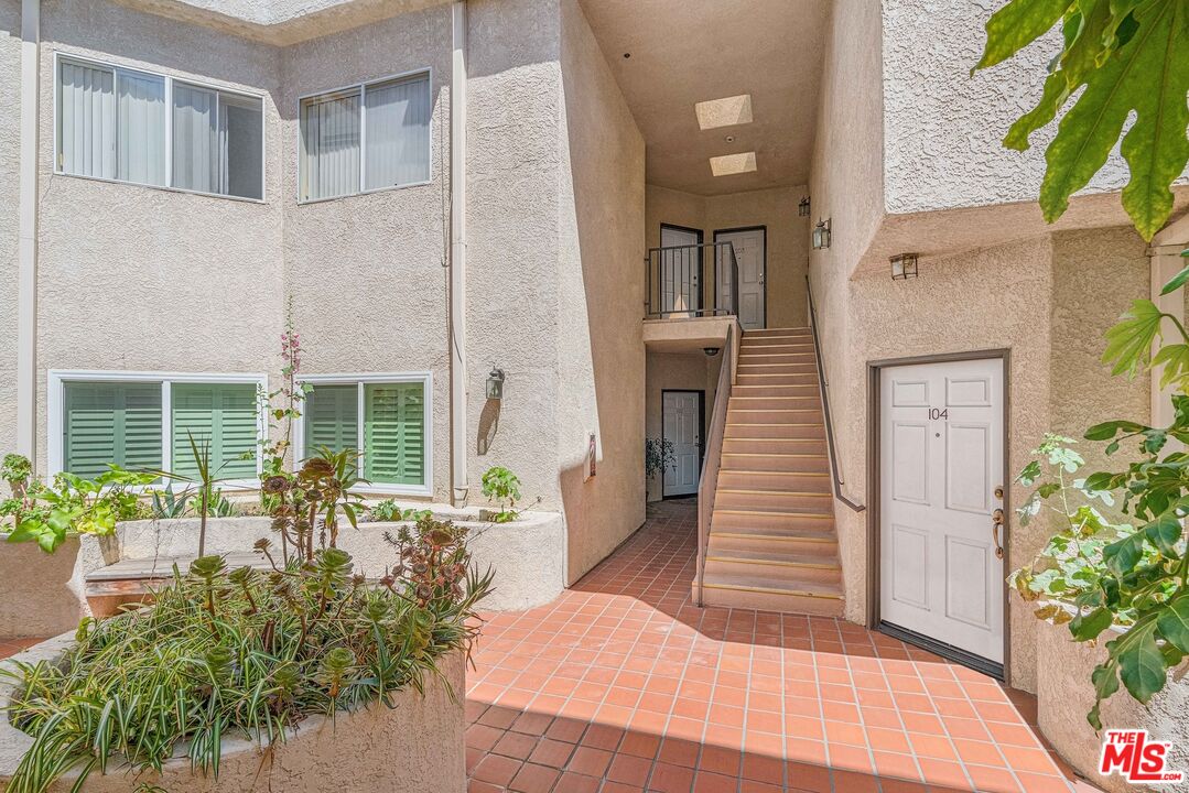 7236 Amigo Ave Unit: 202