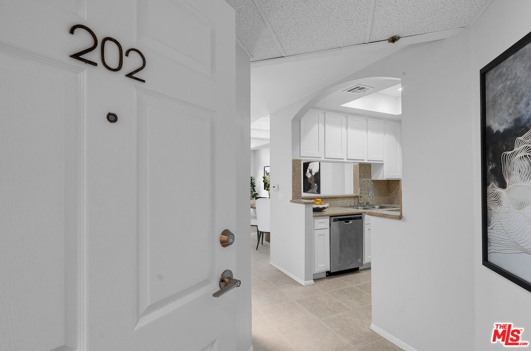 7236 Amigo Ave Unit: 202
