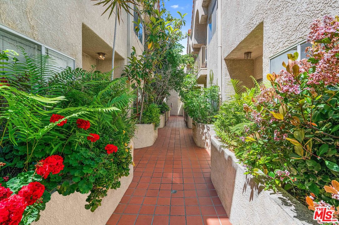 7236 Amigo Ave Unit: 202