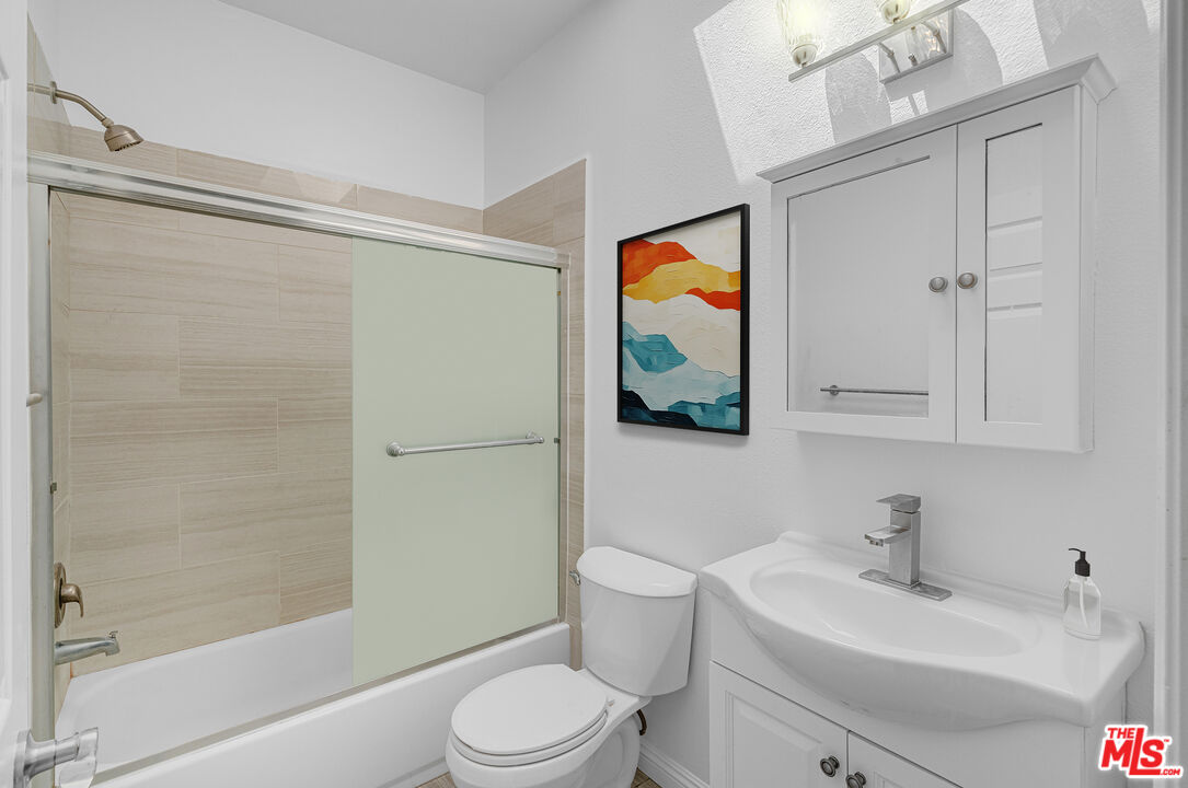 7236 Amigo Ave Unit: 202