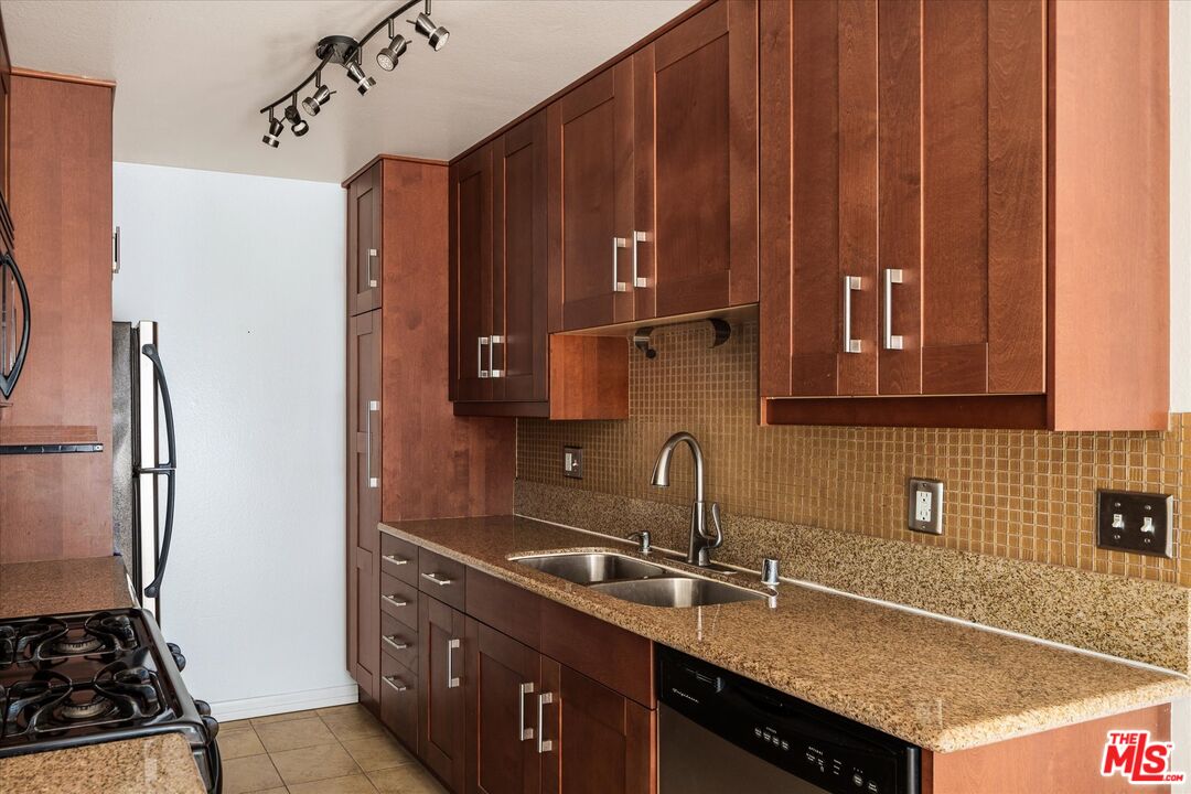 1712 Colby Ave Unit: 104