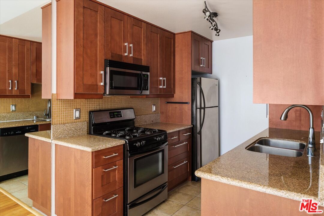 1712 Colby Ave Unit: 104