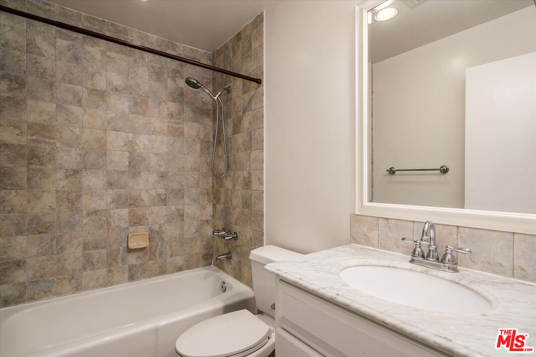1712 Colby Ave Unit: 104