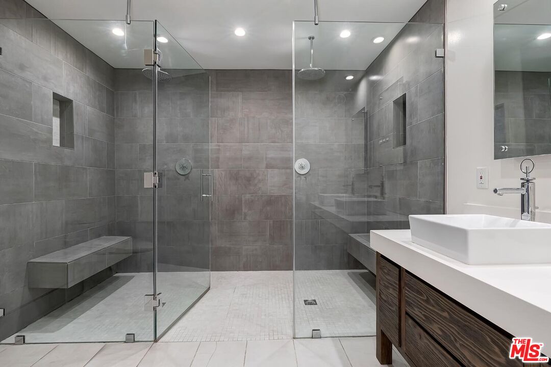 616 Huntley Dr Unit: 2