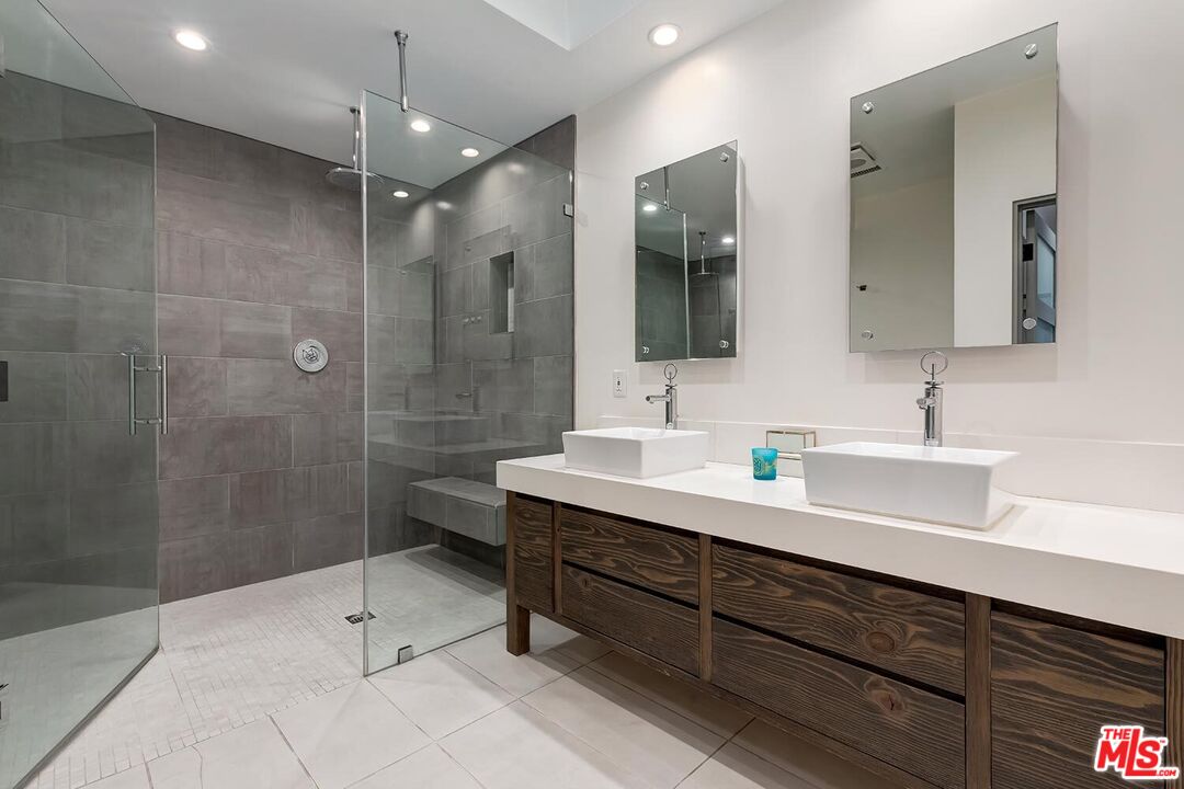 616 Huntley Dr Unit: 2