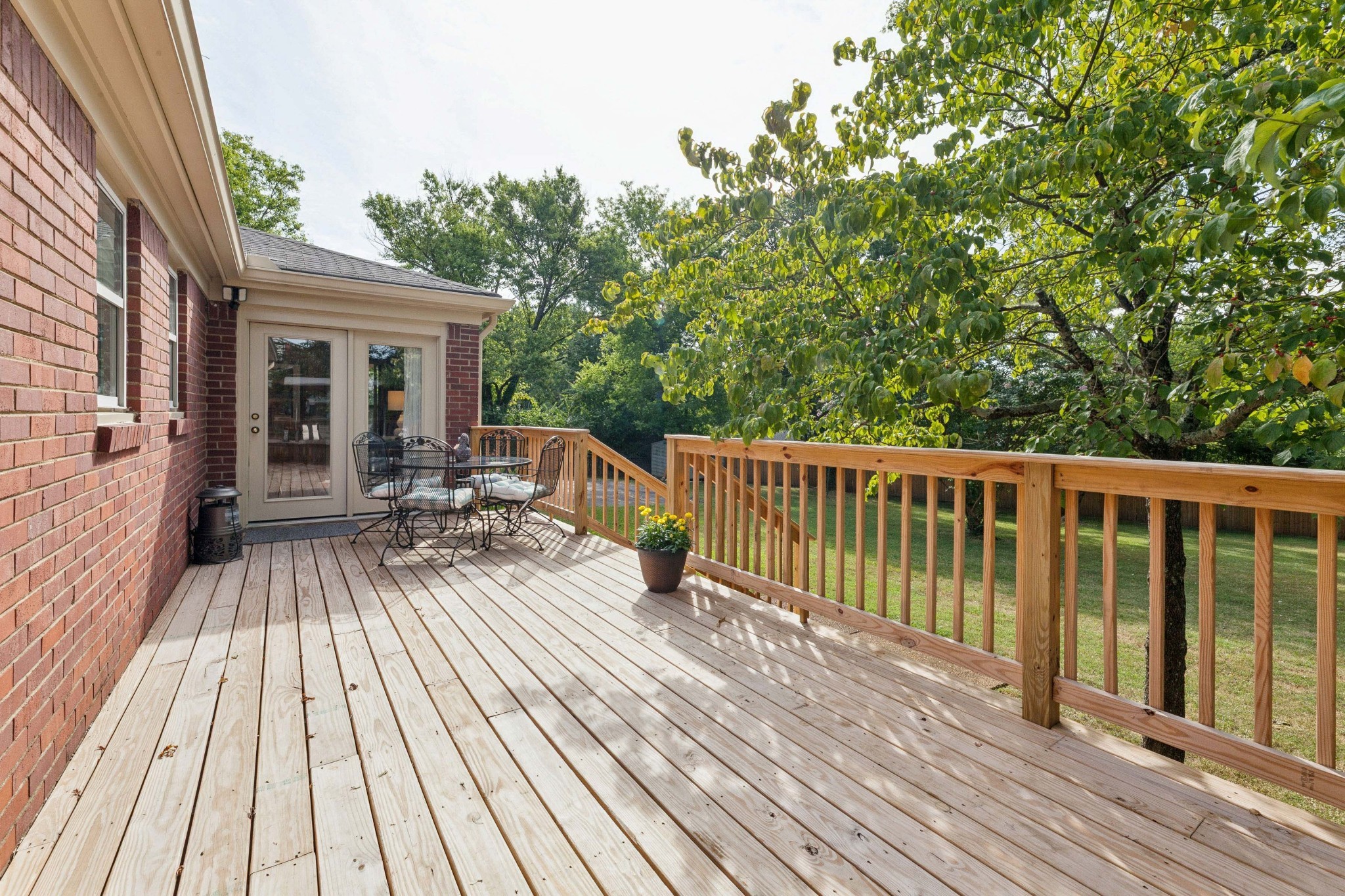 2559 Lakeland Dr