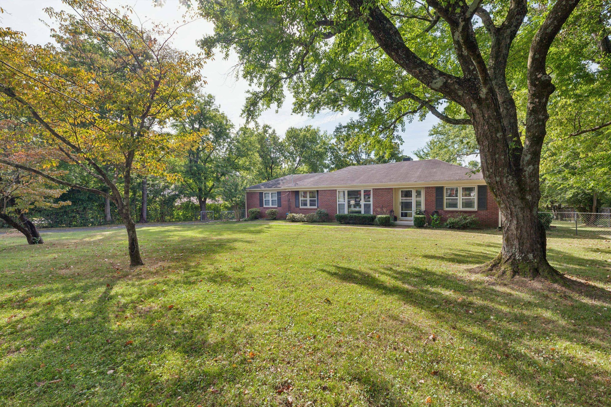 2559 Lakeland Dr