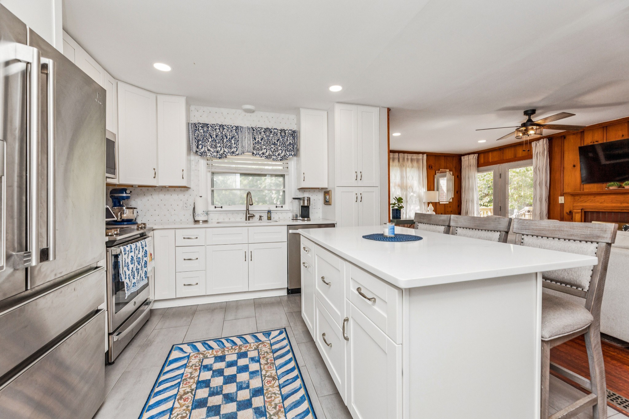 2559 Lakeland Dr