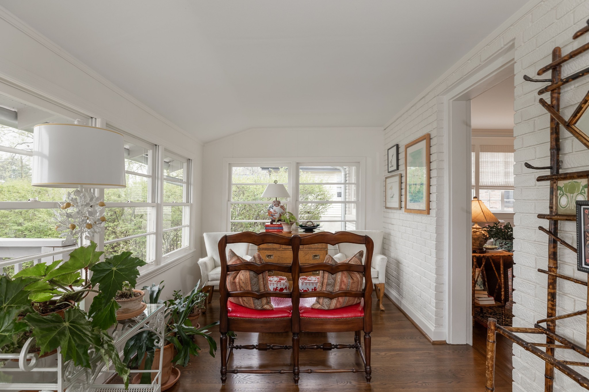 313 W 6th St