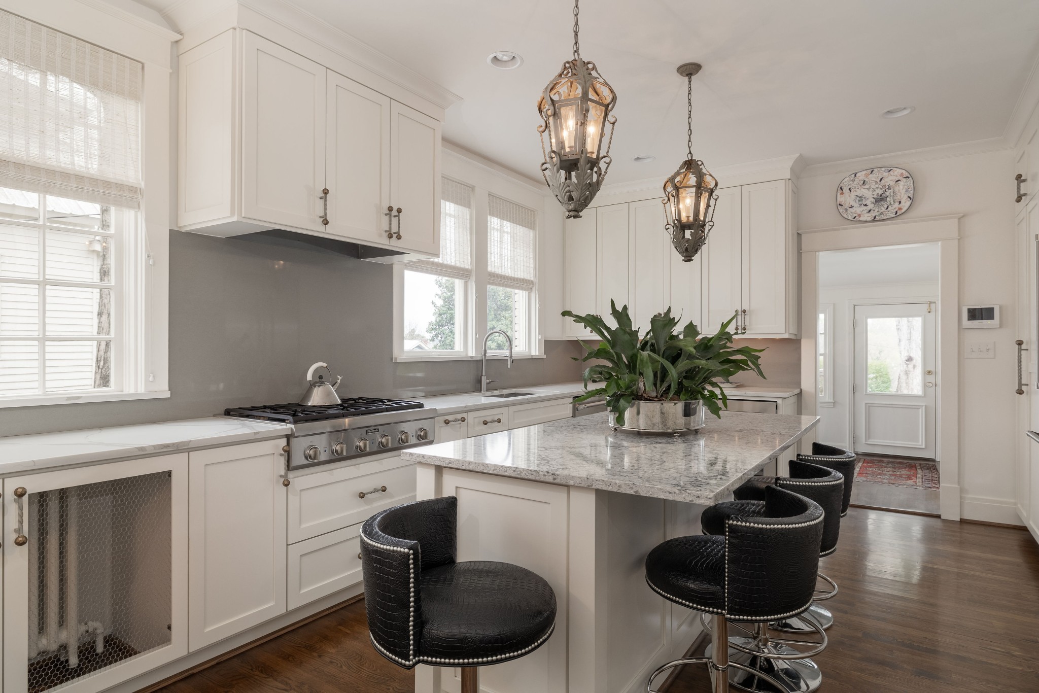 313 W 6th St