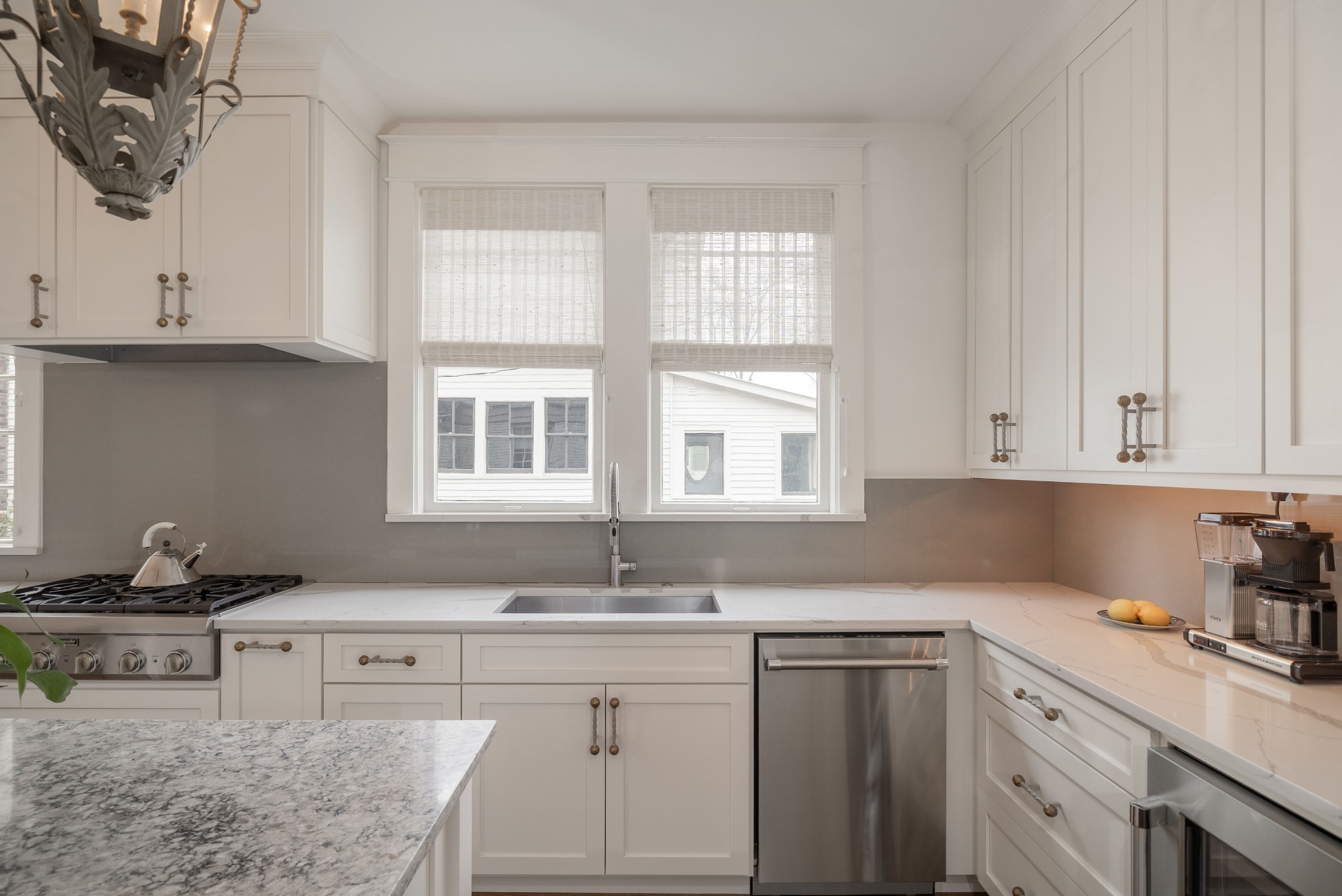 313 W 6th St