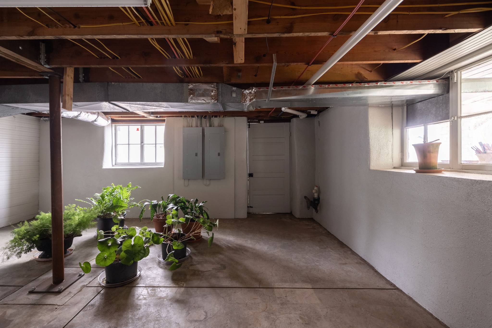 313 W 6th St