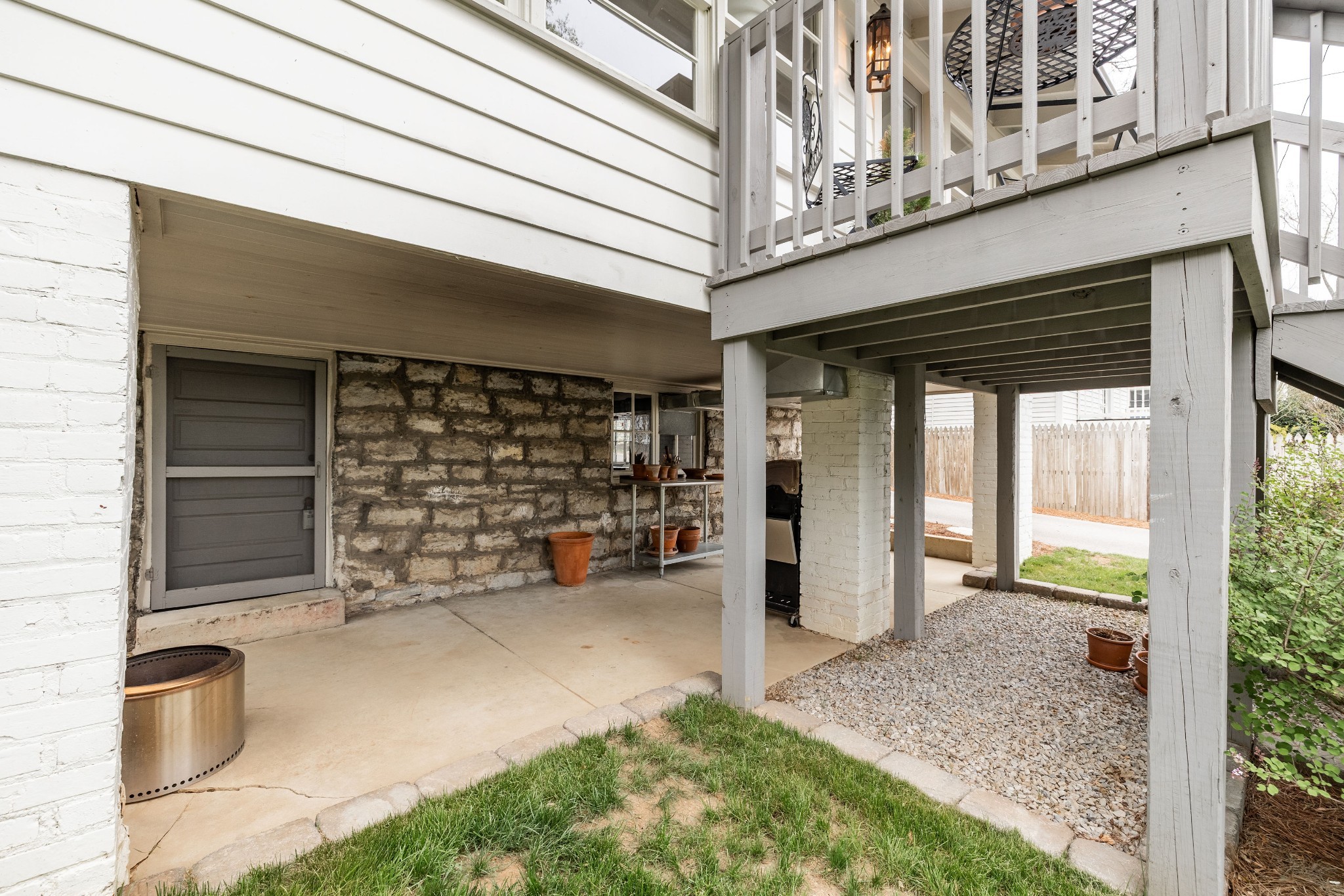 313 W 6th St