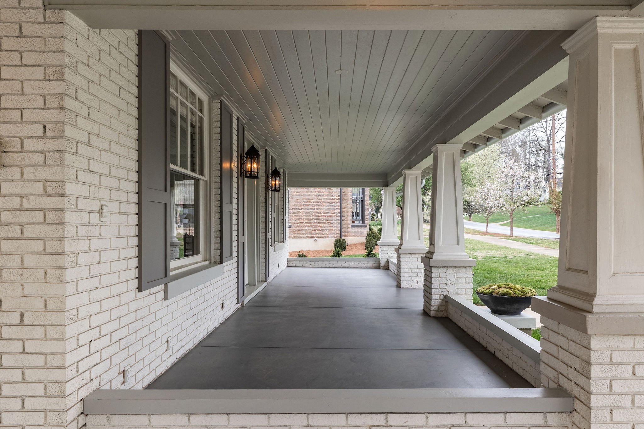 313 W 6th St