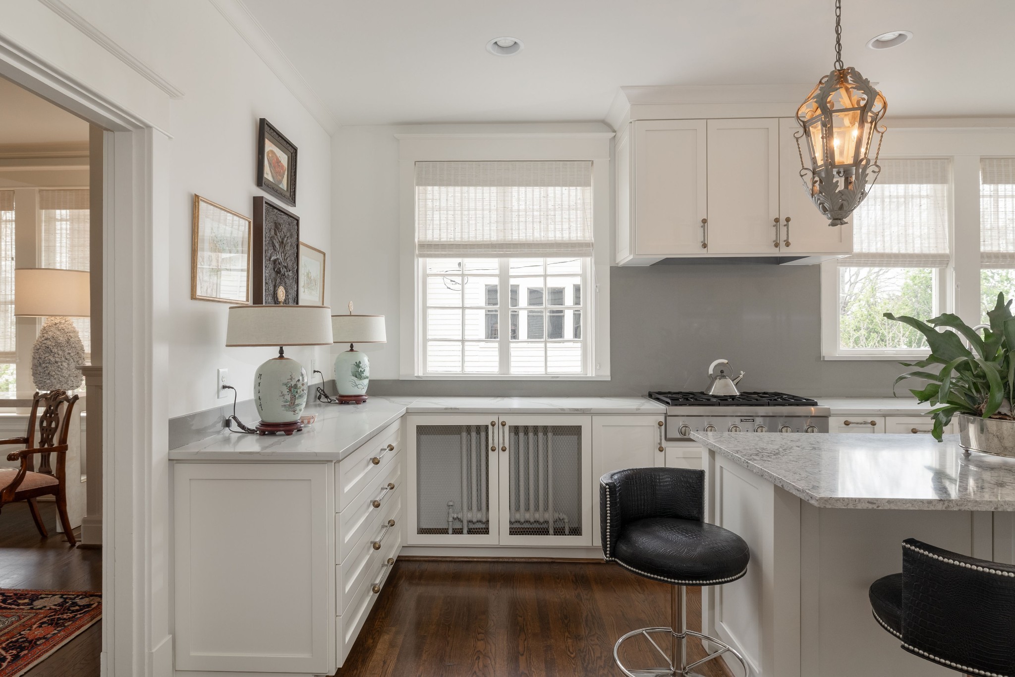 313 W 6th St