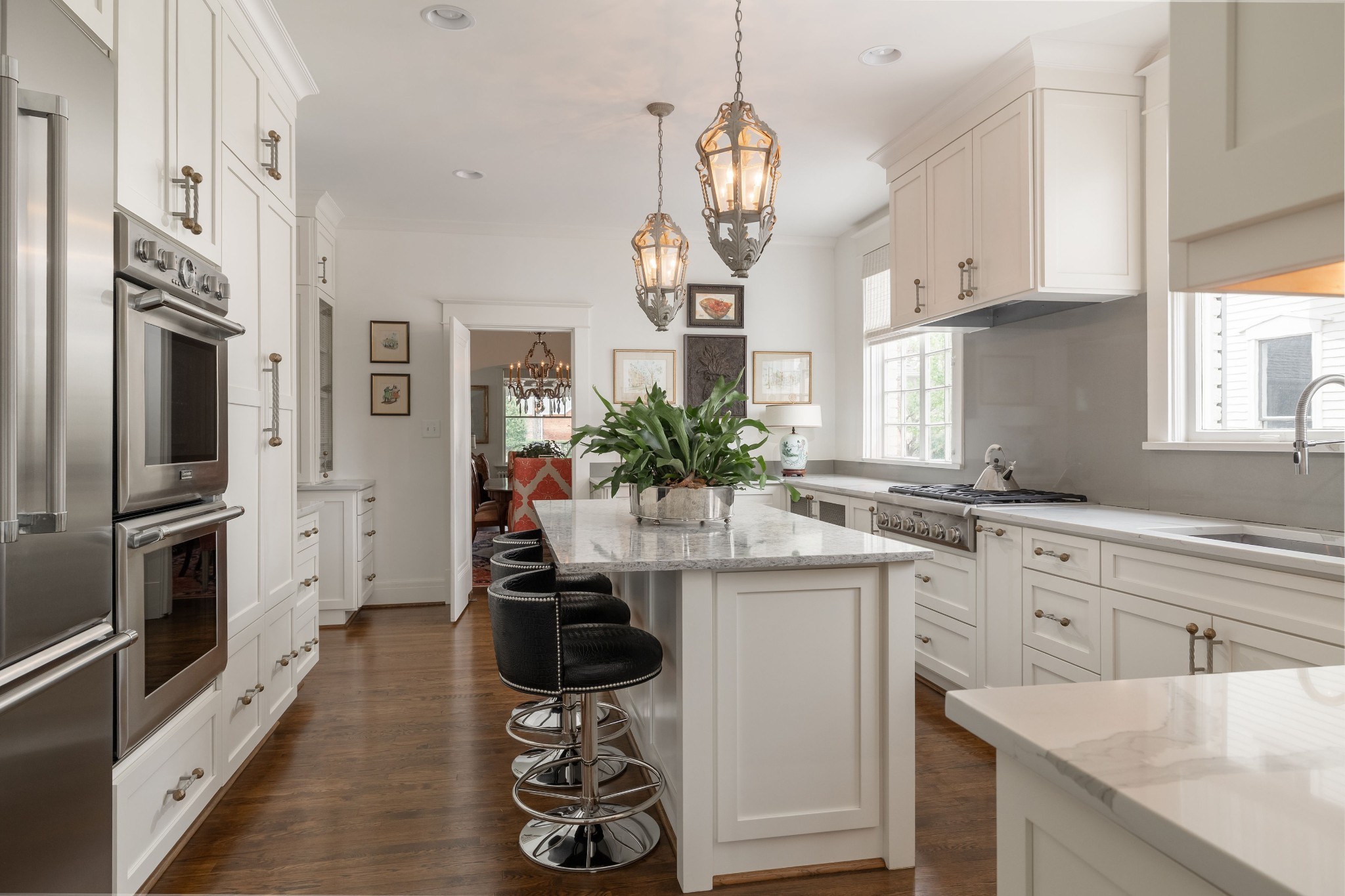313 W 6th St