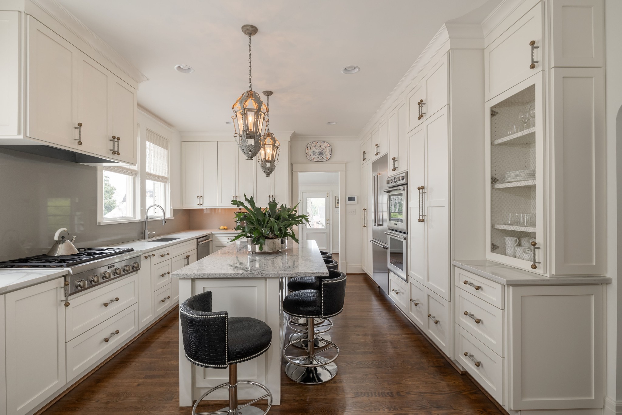 313 W 6th St