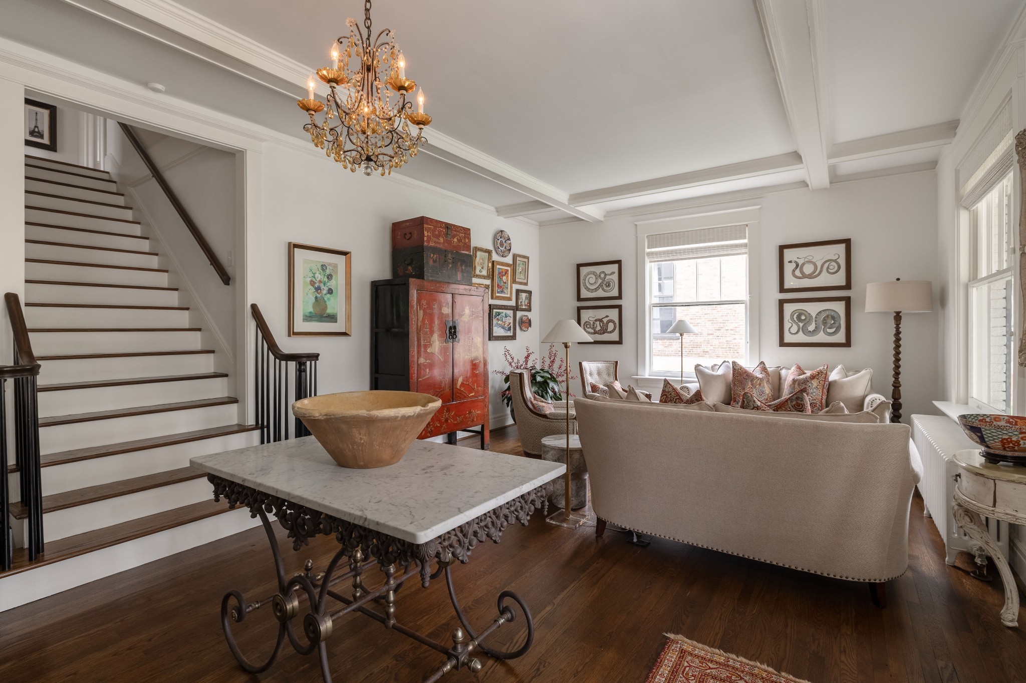 313 W 6th St
