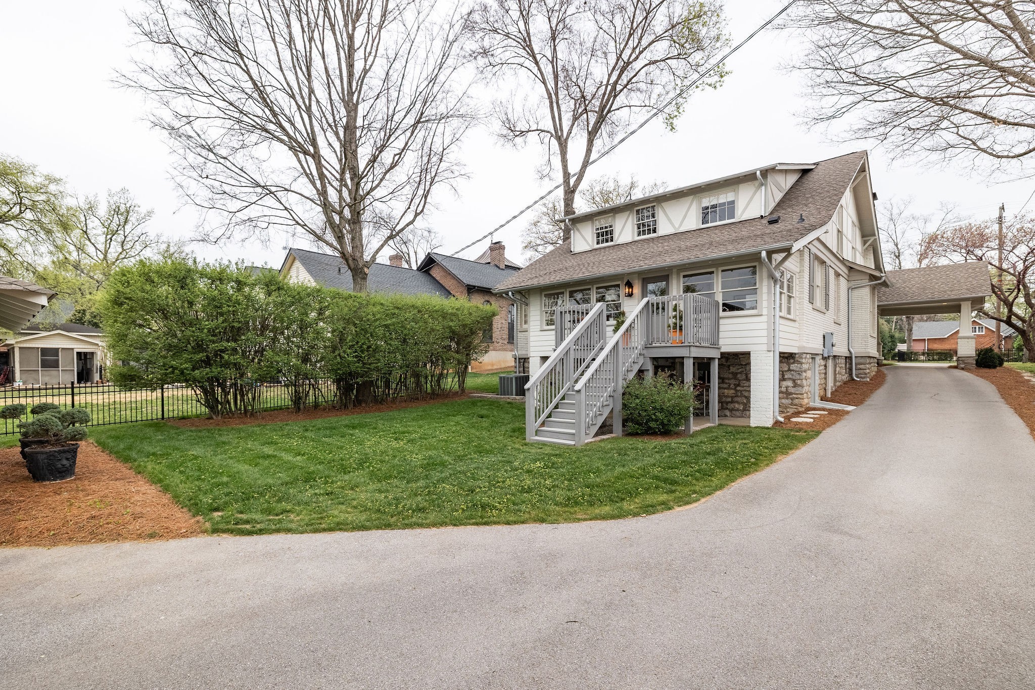 313 W 6th St