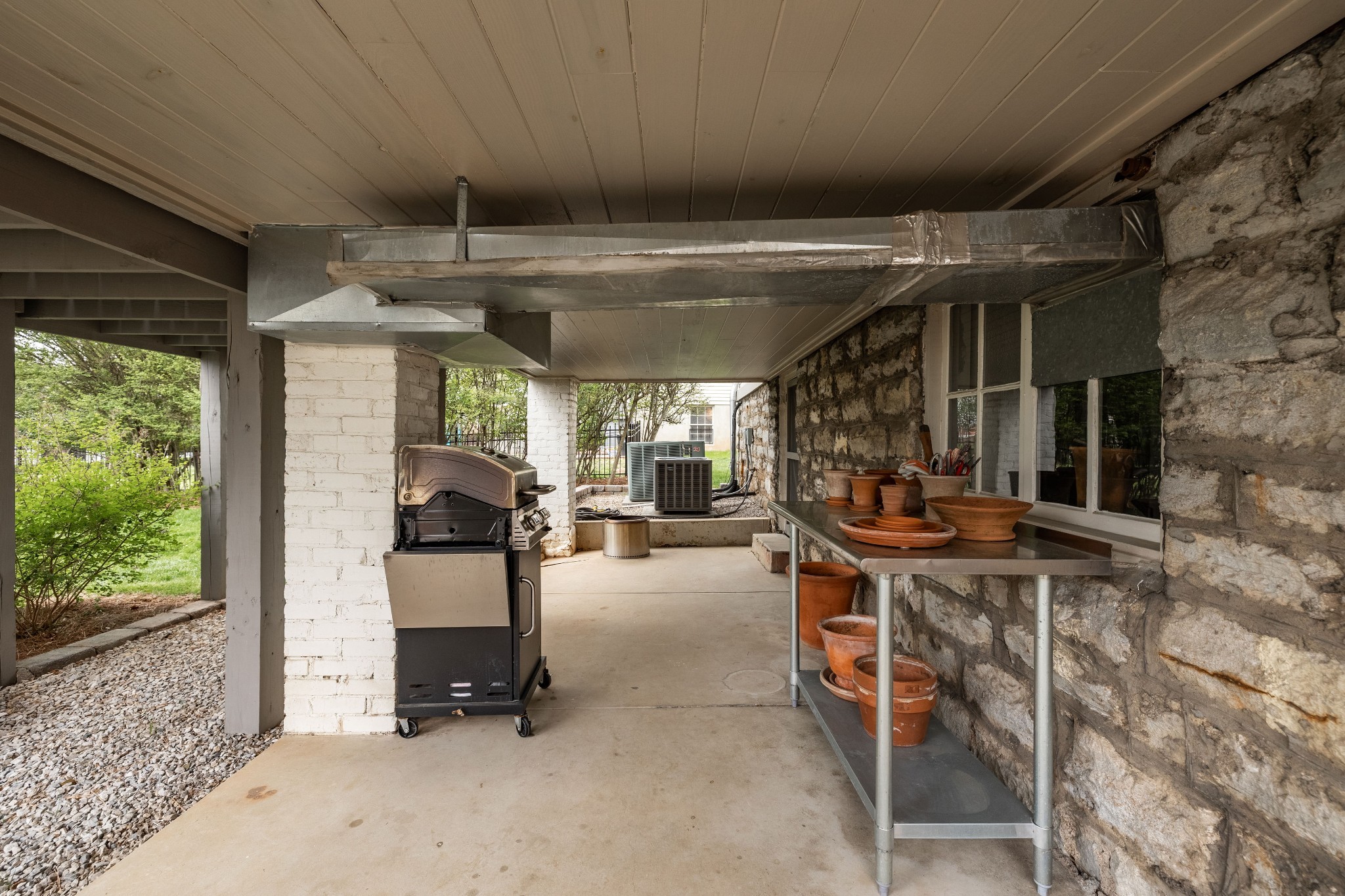 313 W 6th St