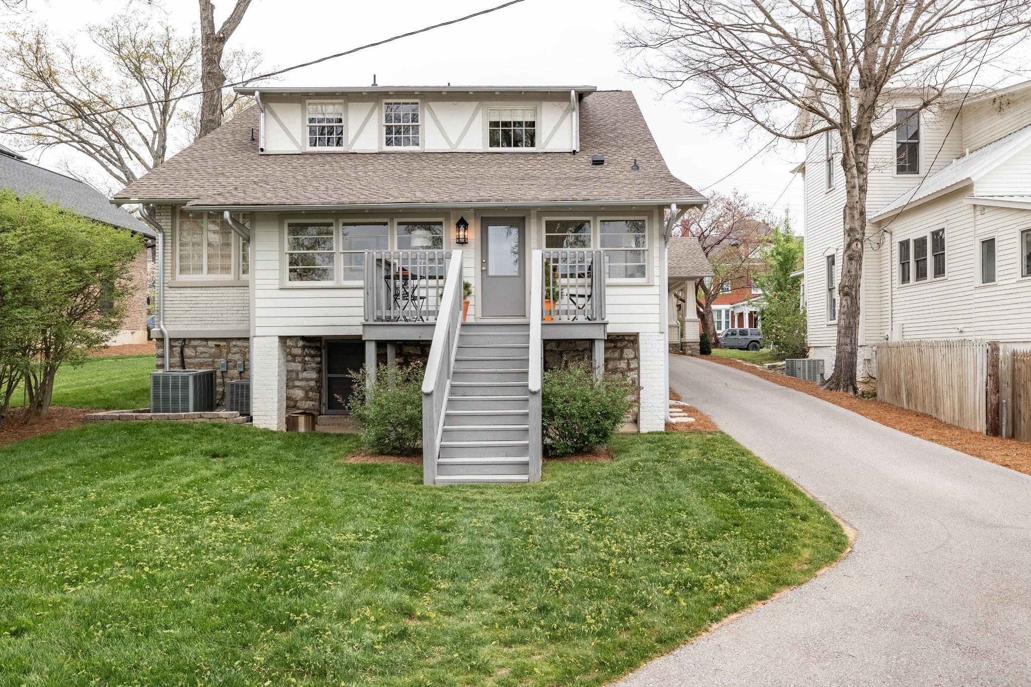 313 W 6th St