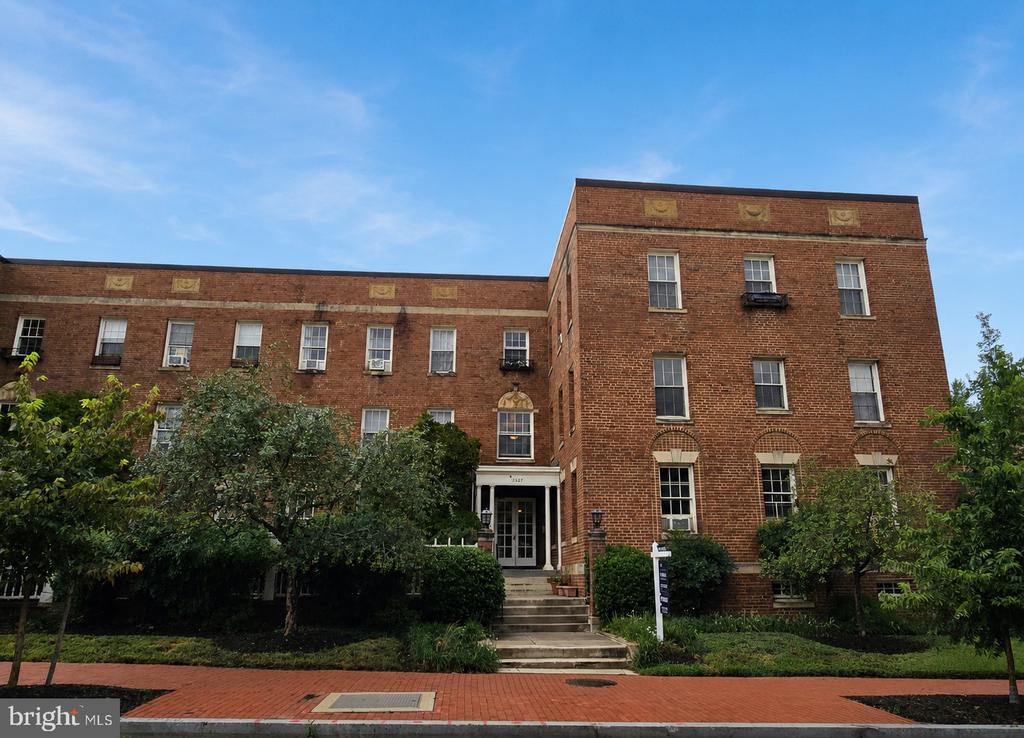 2527 Q NW Unit: 204