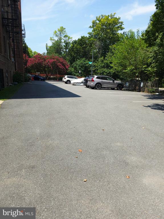 2527 Q NW Unit: 204