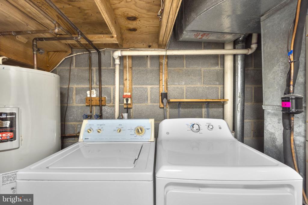 8039 HOLLOW REED COURT
