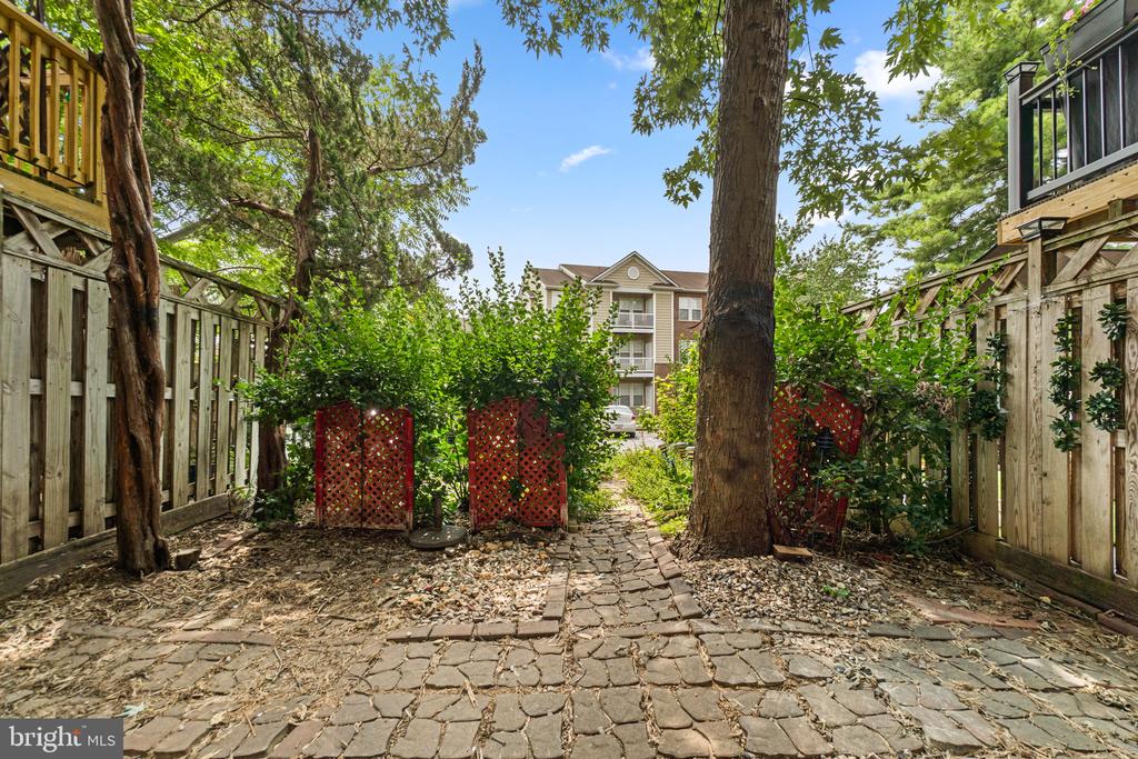 8039 HOLLOW REED COURT