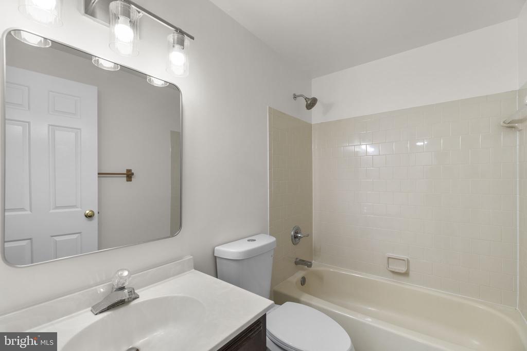8039 HOLLOW REED COURT