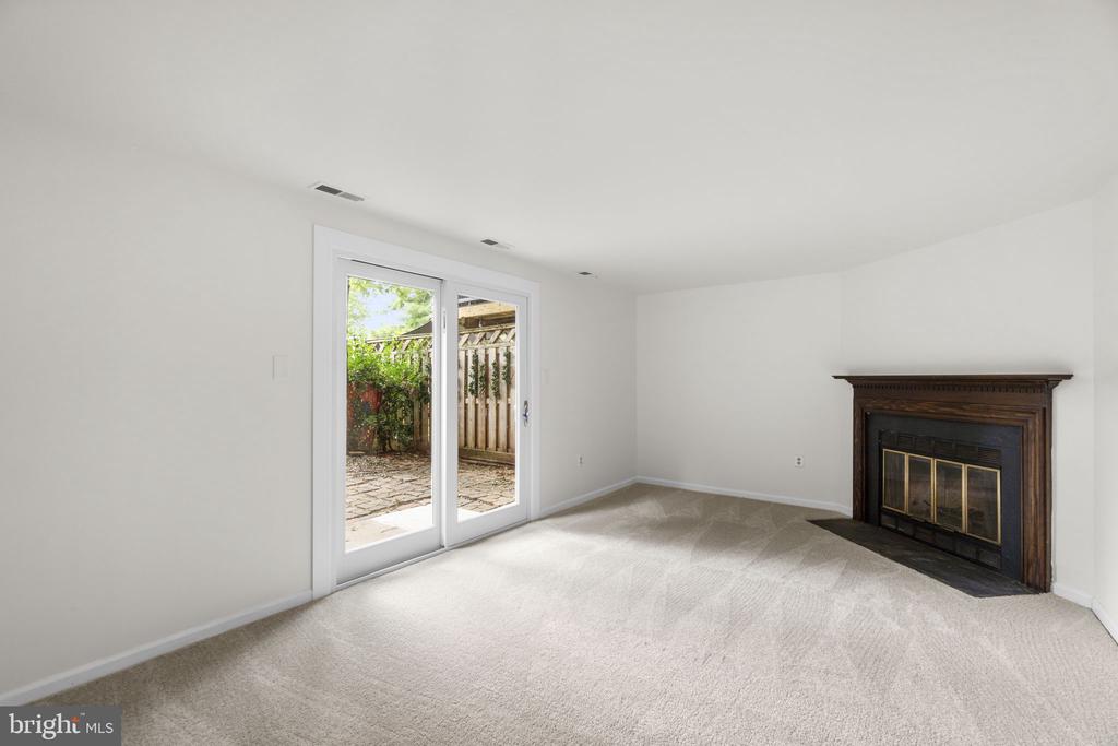 8039 HOLLOW REED COURT