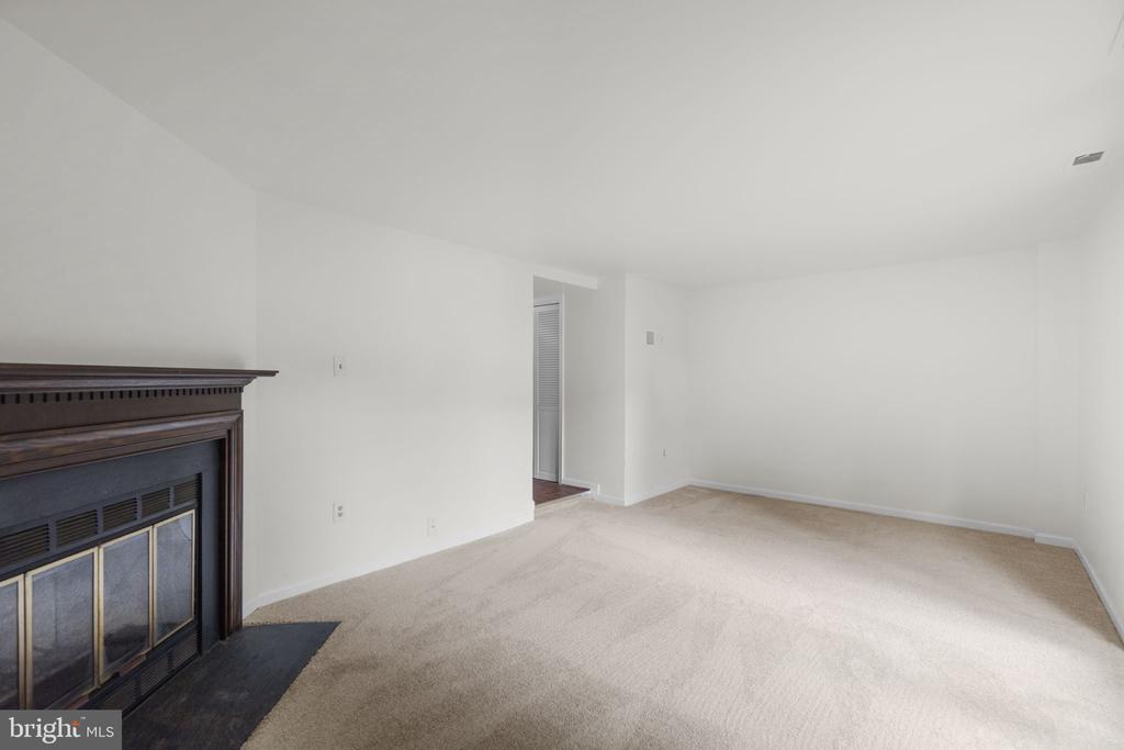 8039 HOLLOW REED COURT