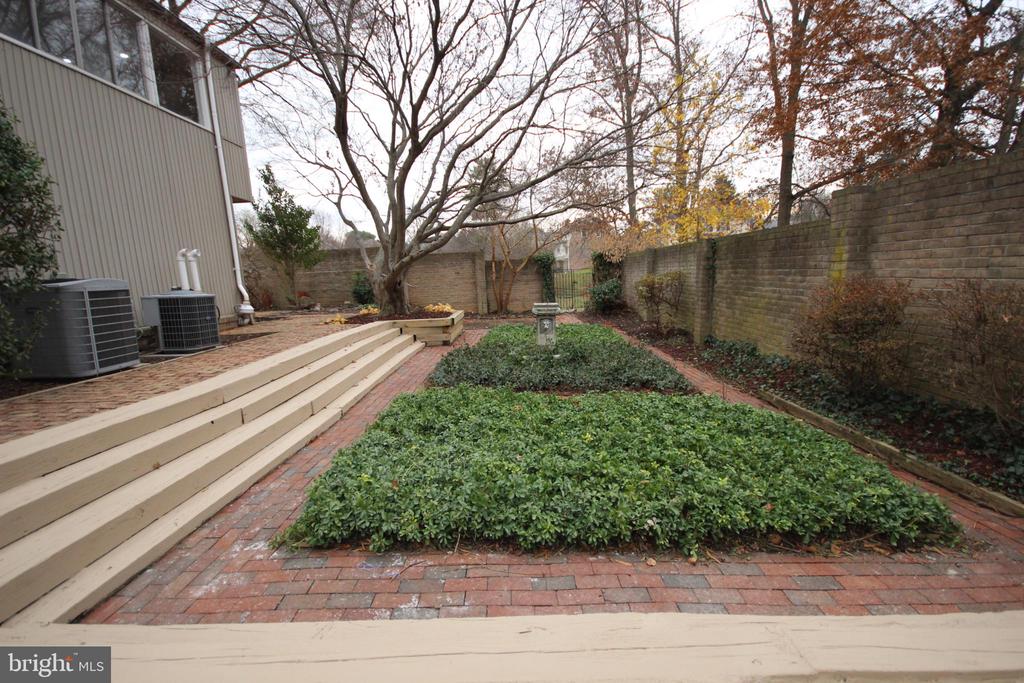 19115 ROMAN WAY