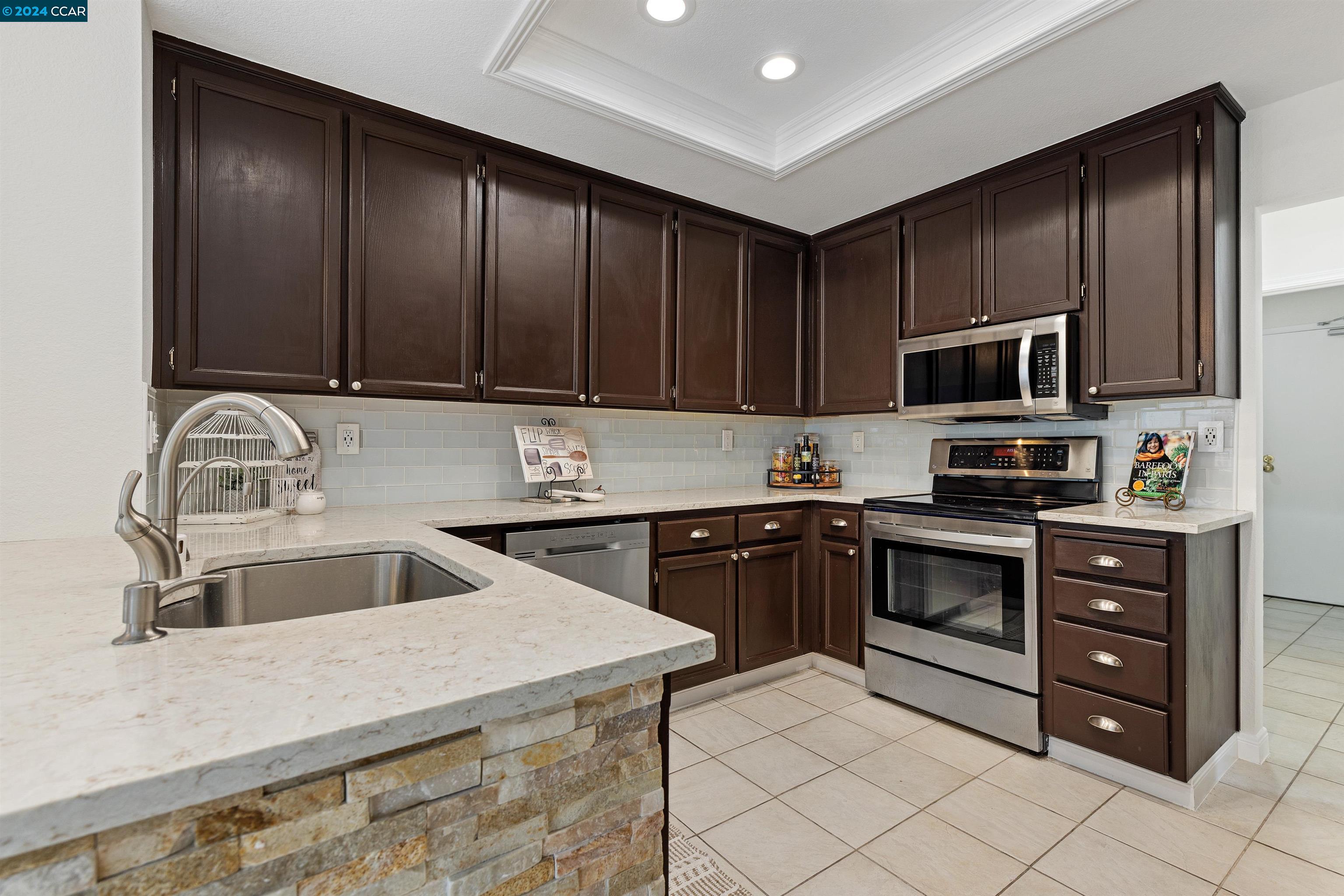 6204 Lakeview Circle