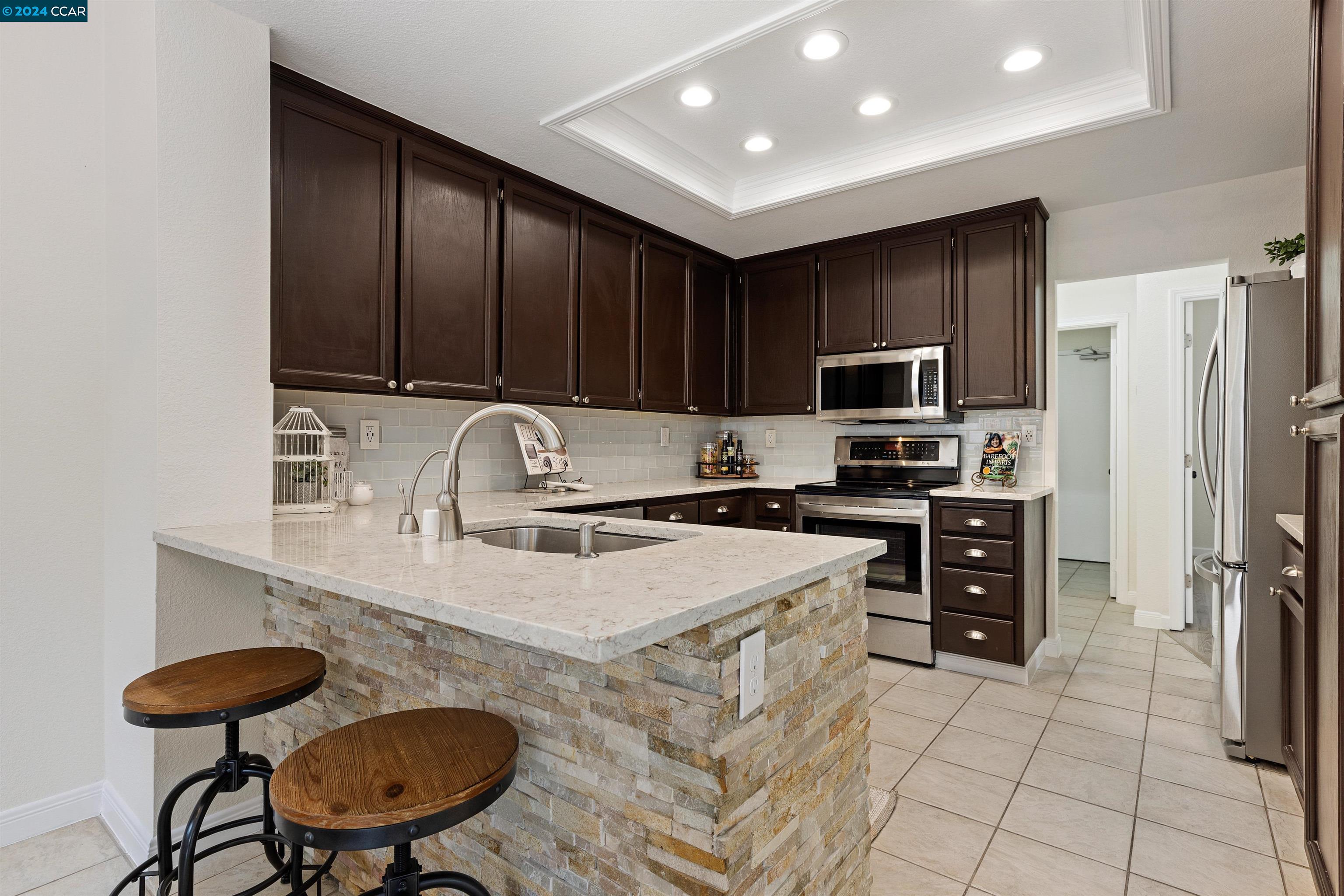 6204 Lakeview Circle