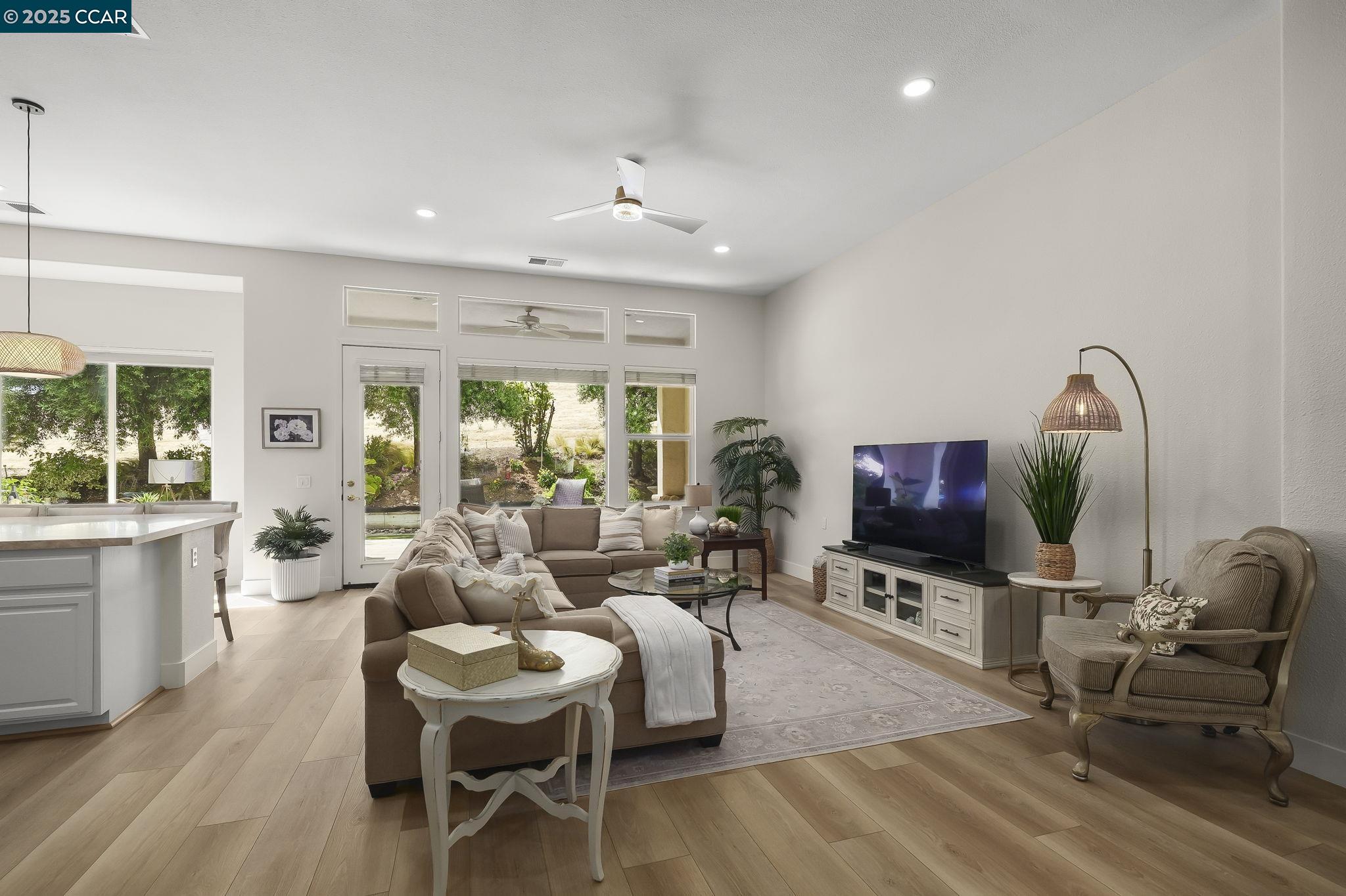 346 Gladstone Dr