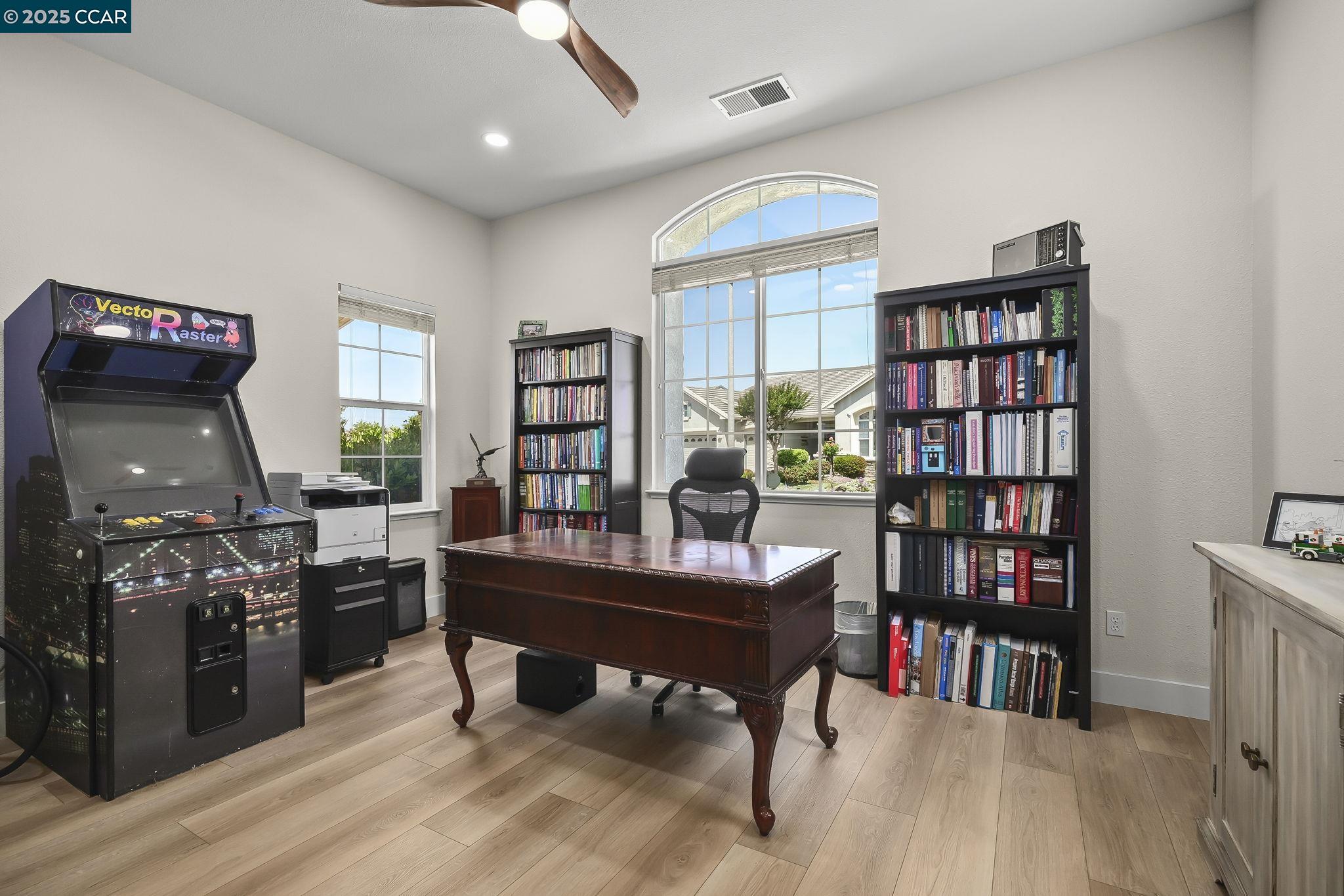 346 Gladstone Dr