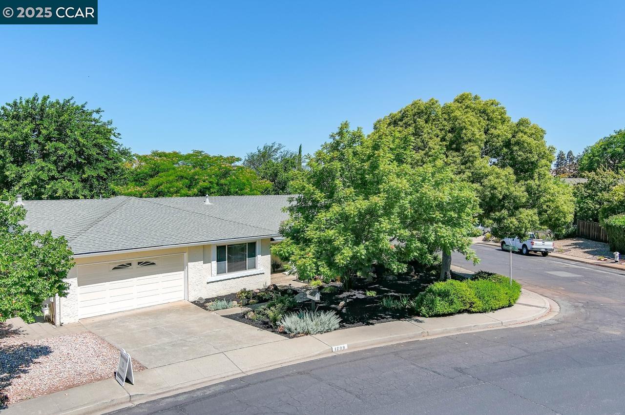 1209 Redlands Way
