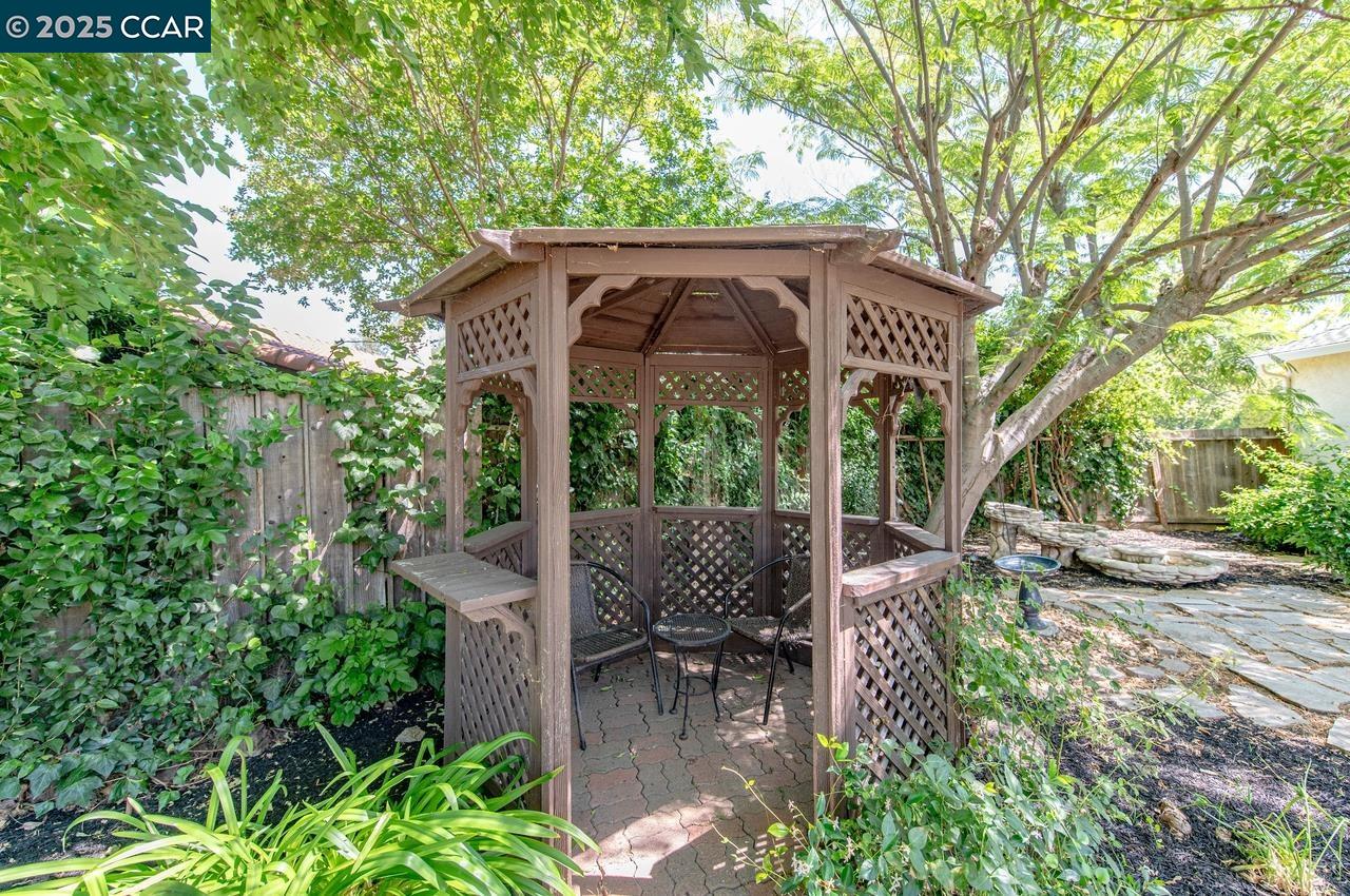 1209 Redlands Way