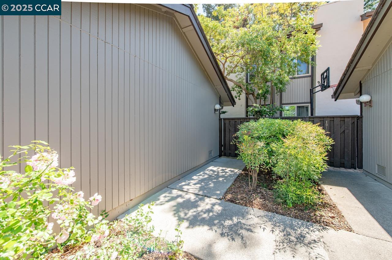 1909 Country wood Ct