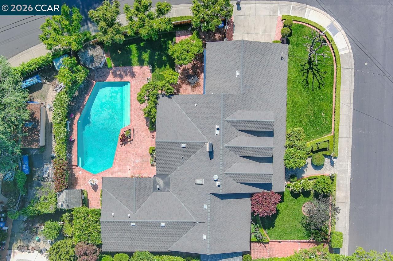 2201 Loch Ln