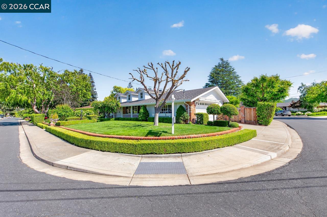 2201 Loch Ln