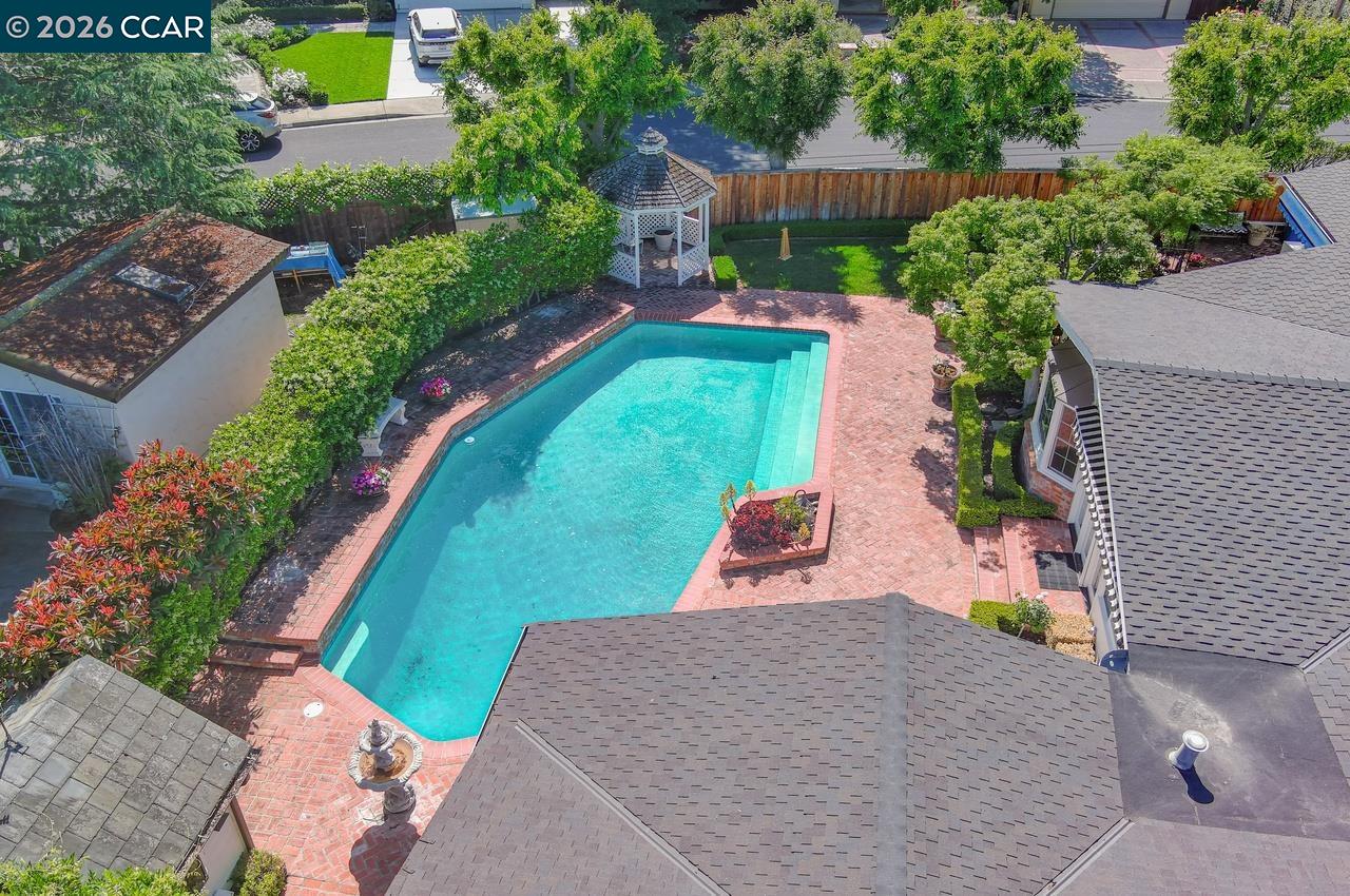 2201 Loch Ln