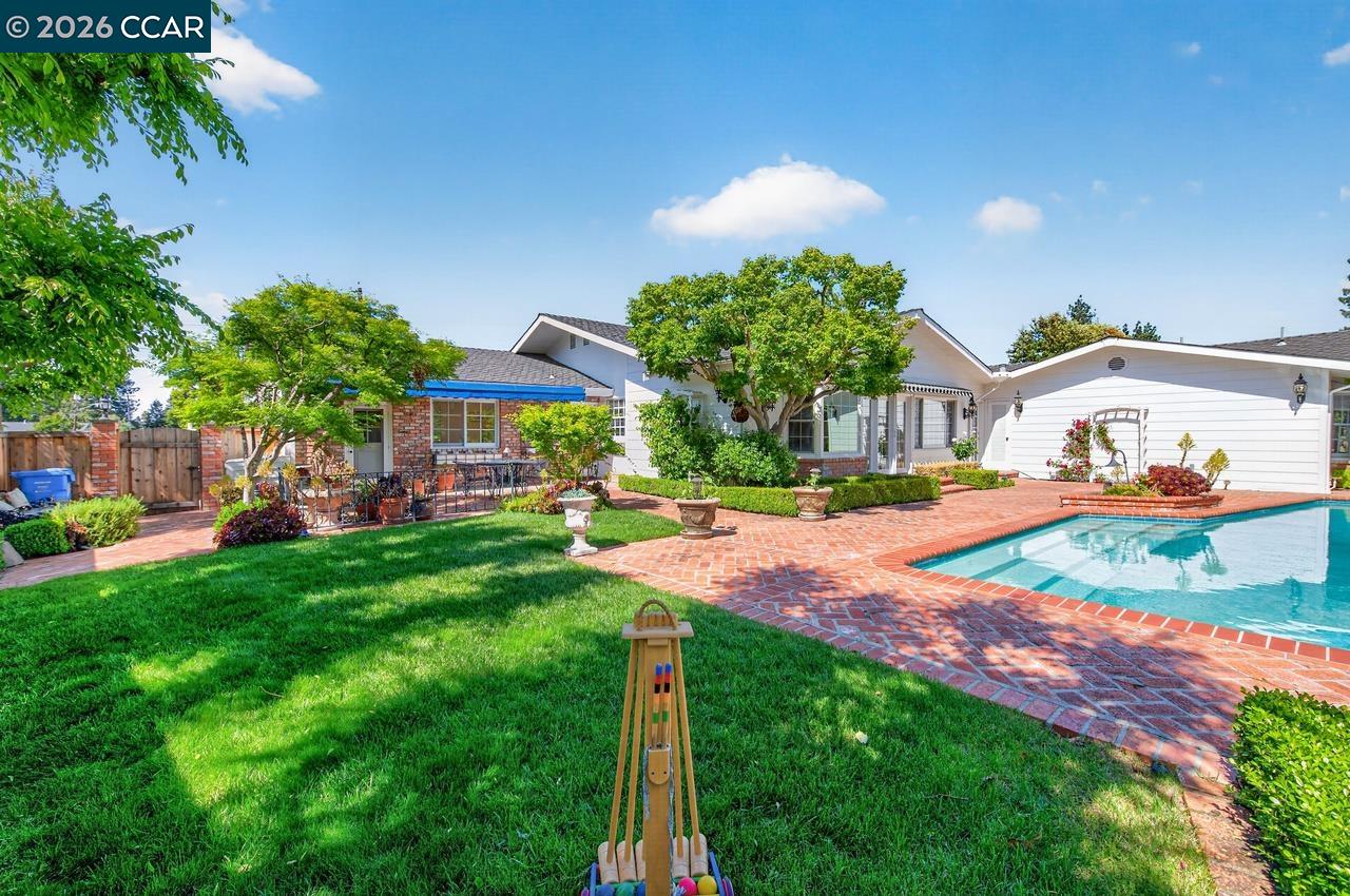 2201 Loch Ln