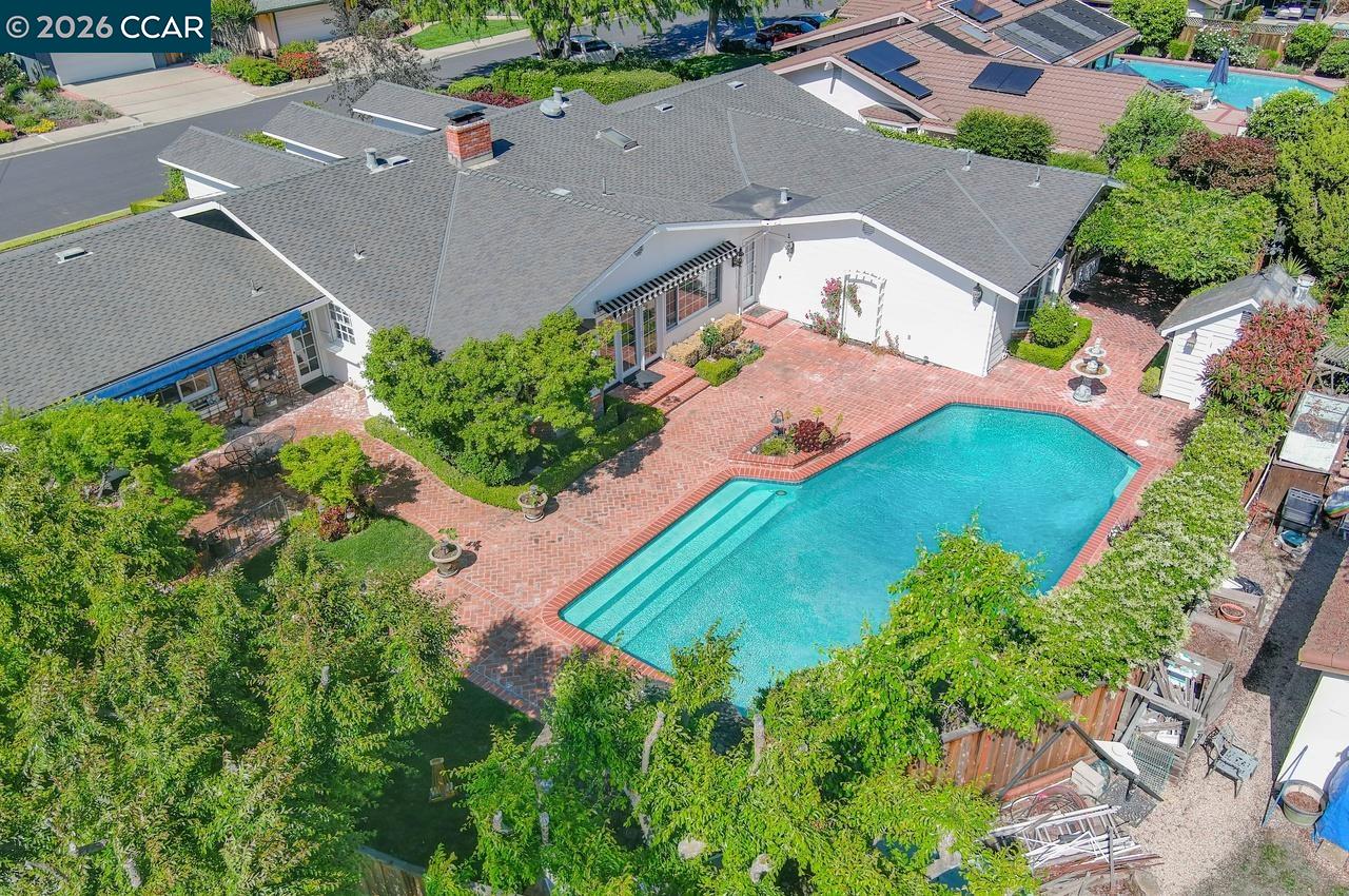2201 Loch Ln