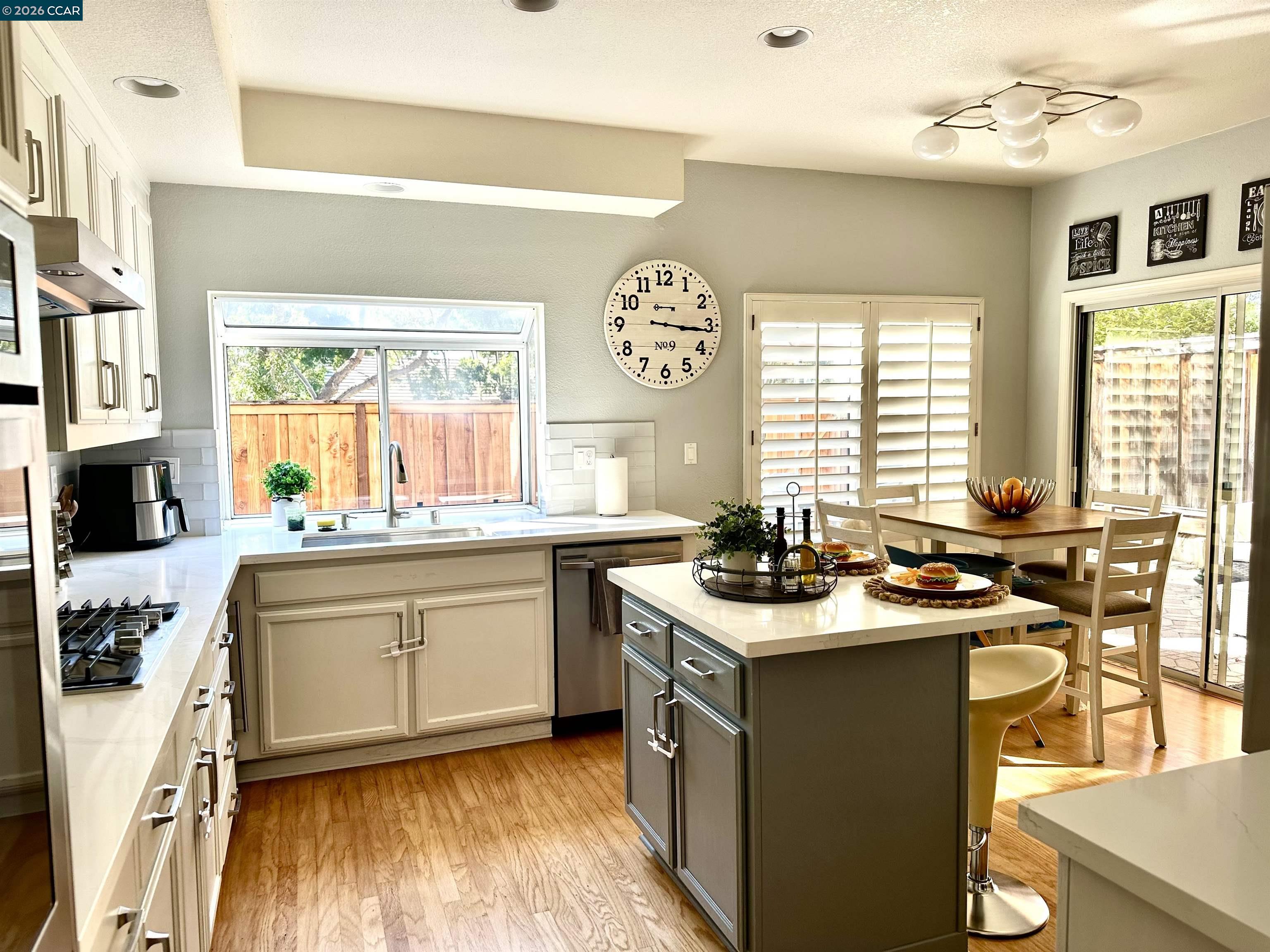202 Promenade Ln